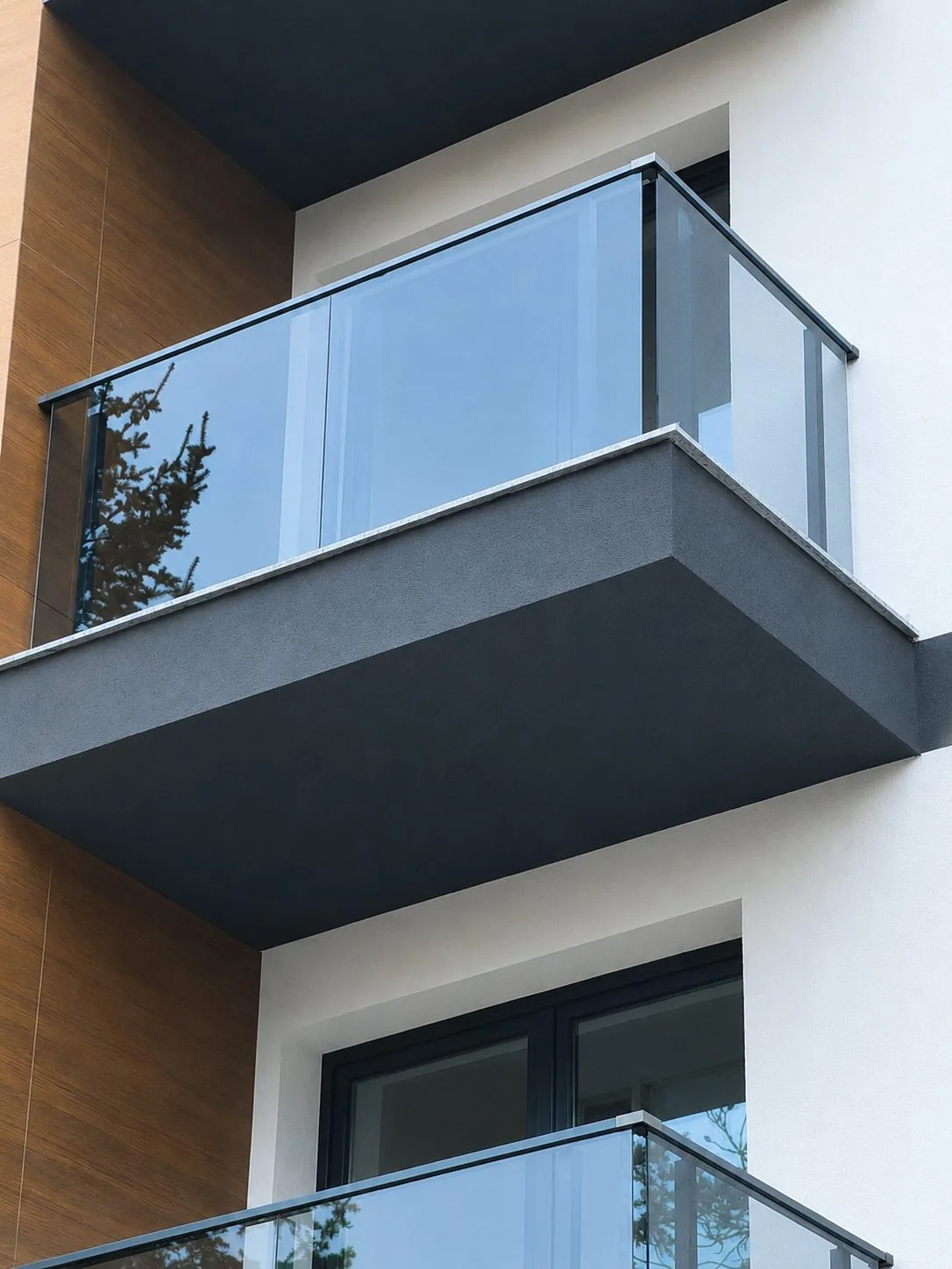 Barandilla de cristal en balcón de obra residencial MILUX